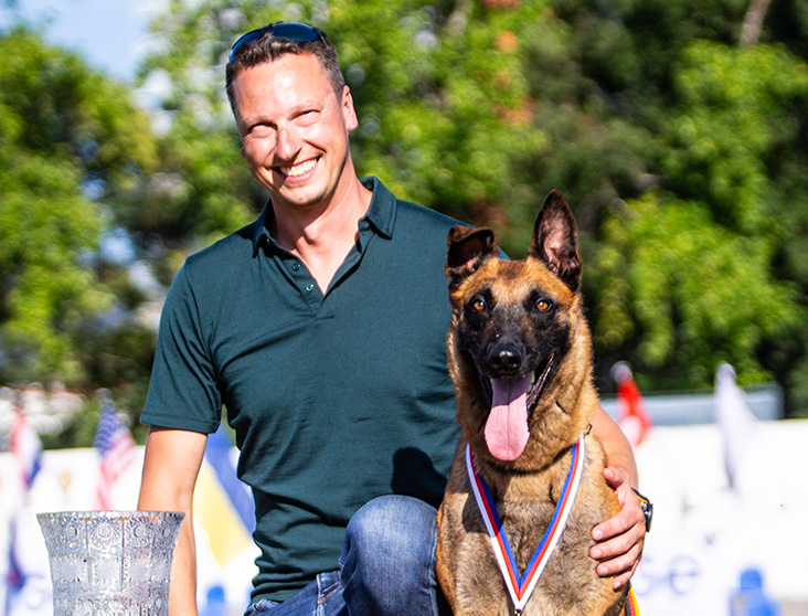 Mathias Dögel mit seinem Hund Esh bei einer Siegerehrung